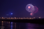 Coloured flower-shaped fireworks fascinate viewers. Photo: Van Quyen