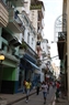 Узкая улочка  в старом квартале  La Habana Vieja.