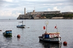 Маленькая лодки для рыбной ловли жителей на бухте Гаваны.