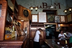 Маленкий бар «La Bodeguita del Medio» в центре старой кварталы Гаваны, где известный писатель Эрнест Хемингуэй часто побывал в своём веку.
