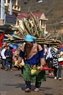 Một người phụ nữ Mông gùi trên lưng lu cở mía xương gà xuống chợ Bắc Hà (Lào Cai) để bán. Chiếc lu cở đã giúp người phụ nữ cải thiện kinh tế gia đình.