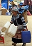 Chúng tôi có lần gặp những người phụ nữ Mông ở Si Ma Cai (Lào Cai) gồng gánh xuống chợ cả một sạp hàng. Trên lưng của họ là những thứ thu hái được trên rừng, những can rượu tự nấu để góp phần cải thiện kinh tế gia đình.