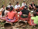 Khi đi nương xa, những người phụ nữ Mông thường mang theo cả thức ăn trong lu cơ. Đến giờ ăn trưa thì những chiếc lu cở thành những chiếc ghế ngồi êm ái trên nương đầy nắng gió.