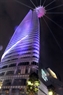 本市最高楼68层的Bitexco大厦犹如一朵含苞待放的莲花，入夜灯光荧荧。