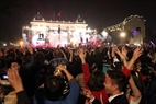 Des dizaines de milliers de personnes ont afflué à la place de la Révolution d’Août en face du Théâtre municipal pour accueillir le Nouvel An 2015. Photo: Trân Thanh Giang. 
