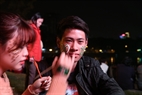 Dessins sur visage des jeunes pour accueillir le Nouvel An 2015. Photo: Thông Haï 