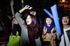 Jeunes filles hanoïennes la nuit pour accueillir le Nouvel An. Photo: Tât Son 