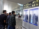 内排国际机场T2航站楼的航班时刻表设于各处，方便乘客查看。