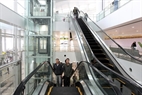 内排国际机场T2航站楼的自动扶梯系统。