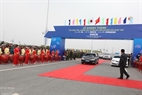 Первый автомобиль пересекает Няттан мост во время церемонии открытия.