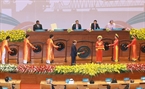 第１３２回 列国議会同盟(IPU)会議の開幕で、銅鑼を打つグエン・シン・フン国会議長。撮影：ベトナム通信社