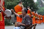 Las ofrendas que se entregan a los monjes generalmente son arroz glutinoso, dulces y frutas.