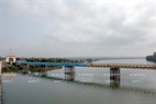 The Hien Luong Bridge crosses over the Ben Hai River with the colours yellow and green, dividing the country into two regions of the North and the South (green on the northern bank and yellow on the southern bank).