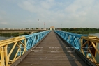 Línea blanca en el centro del puente Hien Luong, dividiendo al país en dos regiones.