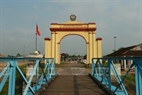 On the northern side of the Hien Luong Bridge existed a great welcoming gate with the words “Bravo Vietnam of Peace and Reunification – Independence, Democracy and Prosperity” on one side reflecting the Vietnamese’s desire for national reunification and “Bravo President Ho Chi Minh” on the other side.