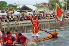 Durante la carrera, el capitán es quien dirige la embarcación y los remeros en el río Pheo.