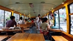 ｢Bus Cafe｣の近く住んでいるや若者は｢Bus Cafe｣によく行く。撮影：コン・ダット