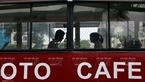 「Oto Cafe」と｢Bus Cafe｣に入ると、人々は窓から外を見ながらコーヒーを飲む。
撮影：トン・ティエン