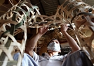１日、一人で２つから５つの馬の竹枠が作れる。撮影：コン・ダット