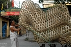 紙の馬の竹の枠を工場へ運ぶ。撮影：ダン・ティエン