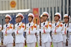 Các chiến sỹ đứng nghiêm trang hướng về Lăng Chủ tịch Hồ Chí Minh trong Lễ thượng cờ.