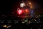 Admirer les feux d’artifice sous la pluie à l’occasion de la Fête nationale : un souvenir inoubliable des Hanoïens