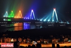 Le pont Nhât Tân brille sous les éclairages. Photo : Công Dat
