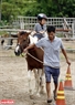 Bài tập cưỡi ngựa đi qua chướng ngại vật theo hình zíc zắc. Ảnh: Hoàng Quang Hà