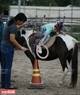 Bài tập ngồi ngược trên lưng ngựa, thả vòng vào một điểm giúp các bé tập trung hơn. Ảnh: Công Đạt