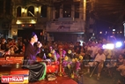 在马尾街演唱北宁官贺民歌。