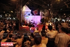 周日晚上，在马尾街表演越南传统艺术，为游人服务。