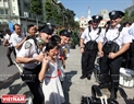Các thành viên Đoàn nhạc cảnh sát New York thân thiện vui vẻ chụp hình lưu niệm với trẻ em Việt Nam.