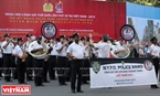 Presentación de la orquesta de la policía de Nueva York con diversos instrumentos, creando ofreciendo en las calles melodías majestuosas.