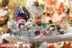 Tuyến phố Hàng Mã, nơi bày bán các mặt hàng trang trí Giáng sinh phong phú. Ảnh: Khánh Long