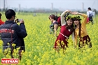 Girls pose with mustard flower headbands. Photo: Cong Dat/VNP