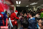 Children receive gifts from Santa Claus. Photo: Khanh Long/VNP