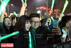 Young people take photos on New Year’s Eve. Photo: Cong Dat

