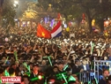 Một nhóm bạn trẻ Việt – Pháp dùng quốc kỳ vẫy chào năm mới tại  Hồ Hoàn Kiếm – Hà Nội. Ảnh: Thông Thiện