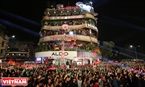 Hàng vạn người dân Thủ đô tụ tập quanh hồ Hoàn Kiếm đón chờ thời khắc chuyển sang năm mới. Ảnh: Thông Thiện