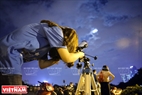 Nhờ chiếc ống kính siêu dài lắp vào máy ảnh này mà các bạn trẻ có thể chụp được hình ảnh siêu trăng với kích thước lớn nhất. Ảnh: Công Đạt