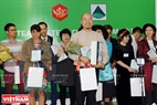 获得者阮越雄（中）代表越南参加2017年在新加坡举行的国际茶艺大师杯泡茶比赛。本报记者 陈清江 摄