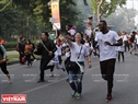 粉丝们与黄武萨姆森足球员在义跑路上。本报记者 清江 摄