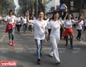 越南人民艺术家黎卿参加“为河内儿童义跑”活动。本报记者  陈孝 摄
