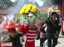 Dân chúng thập phương thành kính đội lễ lên đền để cúng tế. Ảnh: Thanh Hòa/Báo ảnh Việt Nam