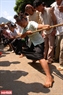 Les femmes de l’ethnie Thai de la commune Không Lao, district de Phong Thô, province de Lai Châu participent à un tir à la corde dans le cadre de la fête de Then Kin Pang qui se tient annuellement au 3e mois du calendrier lunaire. 