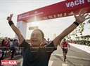 Un marathonien semi-professionnel  ravi après avoir terminé l’étape de 10 km: 