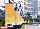 Las vallas publicitarias de bienvenida a la Cumbre del APEC 2017 se instalan a lo largo de las carreteras.Foto: Thanh Hoa