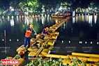 Workers install dredging pipelines from the dredging site to a tanker. Photo: Cong Dat