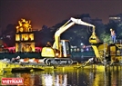 Trước tình trạng Hồ Gươm cạn nước và ô nhiễm, Công ty Thoát nước Hà Nội đã bắt đầu tiến hành nạo vét Hồ Gươm theo chủ trương của UBND TP Hà Nội. Ảnh: Công Đạt