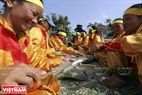 Để thành lập đội thi làm bánh răng bừa, bánh nhãn làng Trịnh Xá đã chọn ra hơn 10 người và phân công nhiệm vụ rõ ràng cho từng thành viên như: người quay bột, người tìm lá, người nấu bột, người xào nhân…